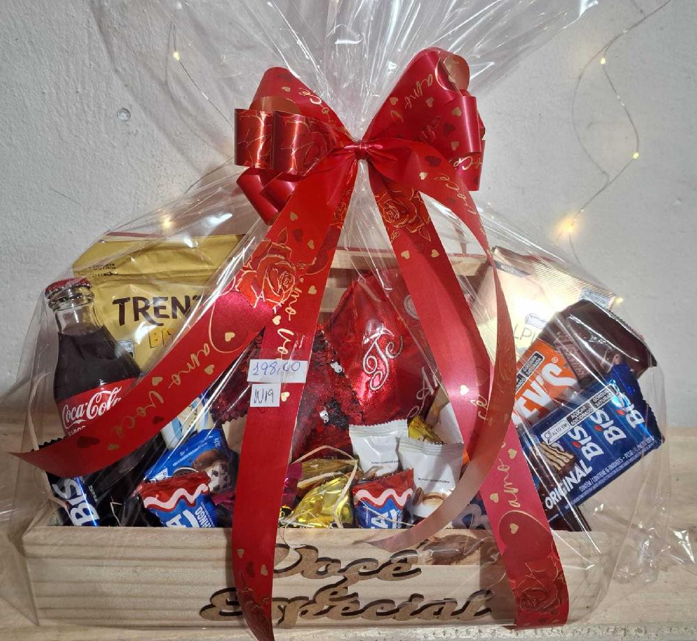 Bau-de-madeira-Voce-e-especial-com-chocolate-e-coracao-Te-amo--n19