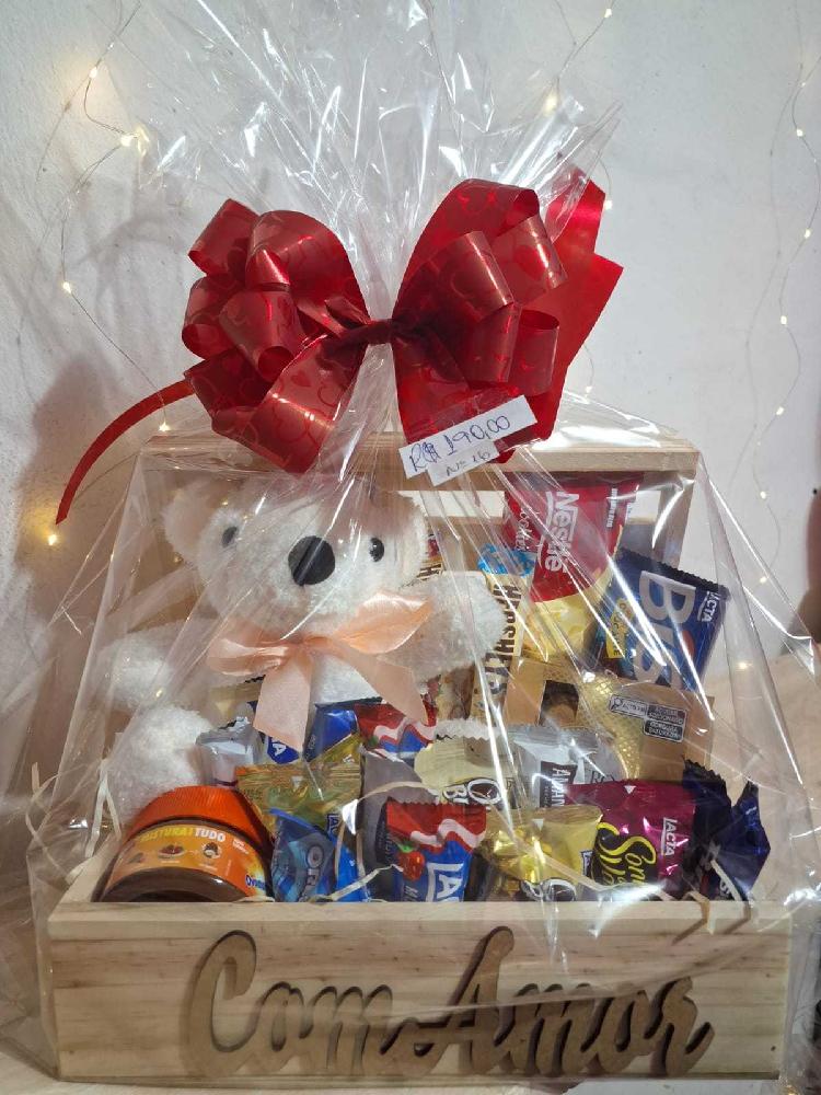 Bau-de-madeira-com-chocolate-e-com-pelucia--n16