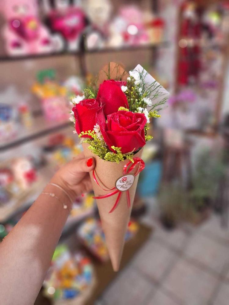 Cone-3-rosas-presente-
