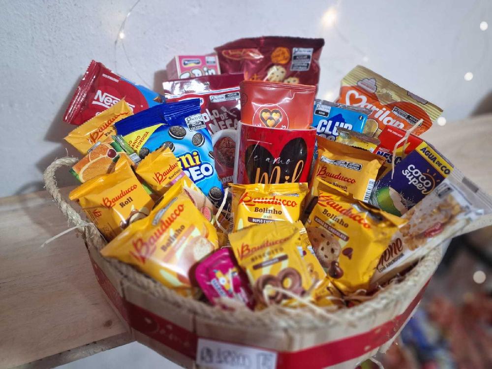 Bandeja-de-madeira-para-cafe-da-manhatarde-com-Caneca-Te-amo-Mil-milhoes---n10